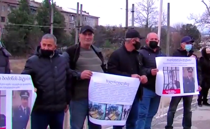 "თავისუფლება ლექსო რაფავას!" - პროტესტი ქუთაისის სასამართლოსთან 