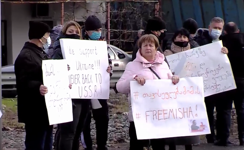 "თავისუფლება მიშას!" - ფოთში მოქალაქეები ღარიბაშვილს ტრანსპარანტებით დახვდნენ