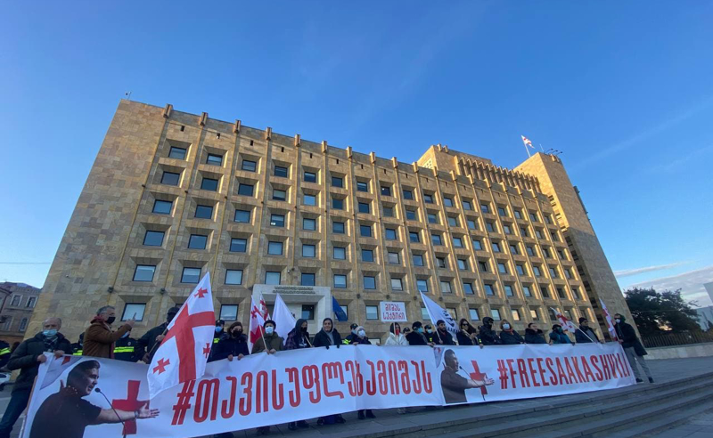 მოვლენათა ეპიცენტრი მთავრობის კანცელარია ხდება - "მიშას სექტორი" უწყვეტ აქციებს იწყებს