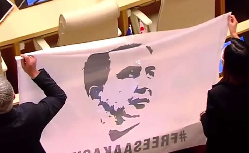 ნაციონალურმა მოძრაობამ პარლამენტში #freesaakashvili ბანერი გაშალა