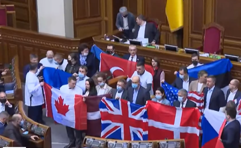რადაში გაშალეს სხვადასხვა ქვეყნის დროშა, ტრიბუნაზე არ არის საქართველოს დროშა - დეკანოიძე
