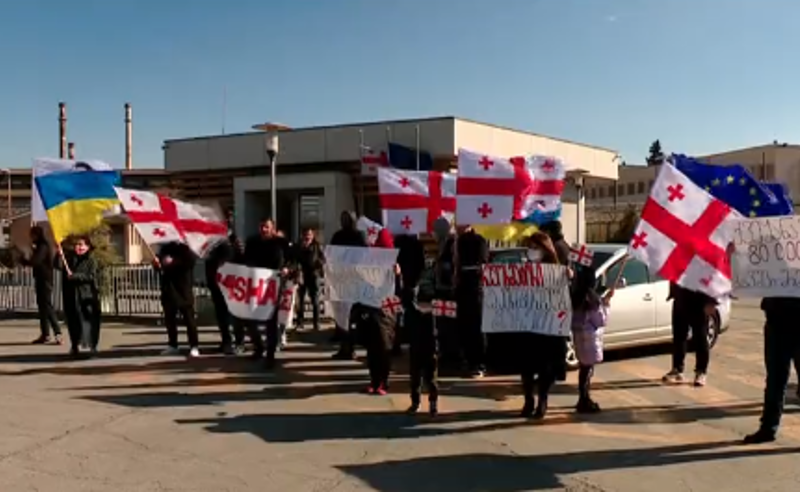 "თავისუფლება მიშას" - რუსთავის ციხესთან პროტესტი არ წყდება 