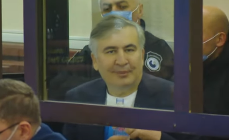 სააკაშვილის ისევ გისოსებშია - მოსამართლემ მესამე პრეზიდენტს ადვოკატების გვერდით დაჯდომის უფლება არ მისცა