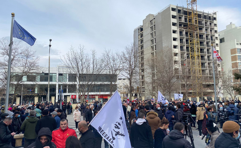 მიხეილ სააკაშვილი სასამართლოშია - პროცესის პარალელურად აქცია მიმდინარეობს