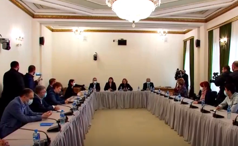 შეუერთდება თუ არა საქართველო რუსეთის წინააღმდეგ სანქციებს - პარლამენტში შეხვედრა მიმდინარეობს 