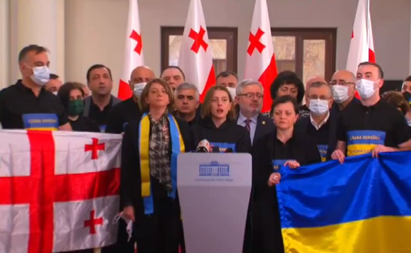 პლენარული სხდომის დარბაზის ჩაკეტვის გამო,საპარლამენტო ოპოზიციამ უკრაინის ჰიმნი  ფოიეში შეასრულა