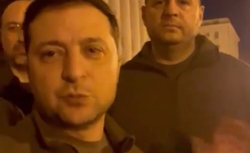 იმის ნიშნად, რომ პრეზიდენტი კიევში რჩება, ზელენსკიმ მიმართვა პრეზიდენტის სასახლის წინ ჩაწერა