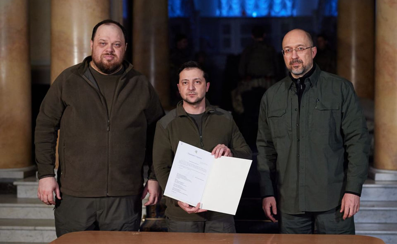 ვოლოდიმირ ზელენსკიმ უკრაინის ევროკავშირში გაწევრიანებაზე განაცხადს ხელი მოაწერა