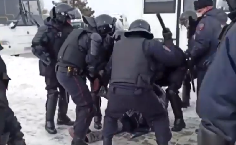 დაკავებები რუსეთში - ანტისაომარ აქციებზე პოლიცია მოქალაქეებს სასტიკად უსწორდება