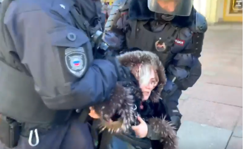 მასობრივი დაკავებები რუსეთში - პოლიცია არც ქალებს და ბავშვებს ინდობს