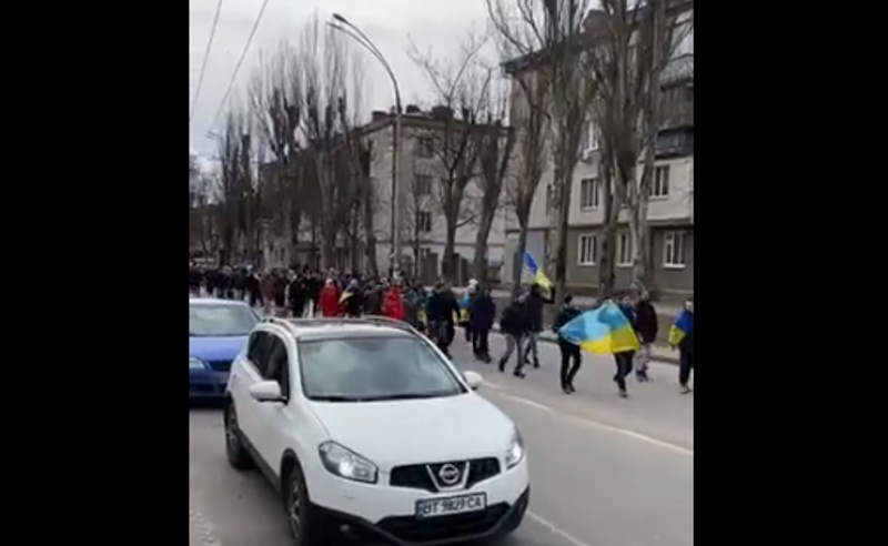 ხერსონში მოსახლეობა რუსული აგრესიის წინააღმდეგ აქციას მართავს