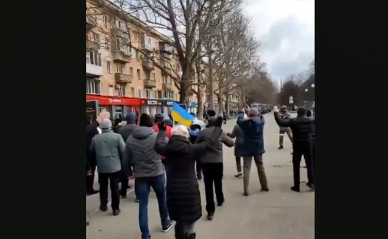 ხერსონში პროტესტის ნიშნად გამოსულ მოსახლეობას  ოკუპანტებმა ცეცხლი გაუხსნეს