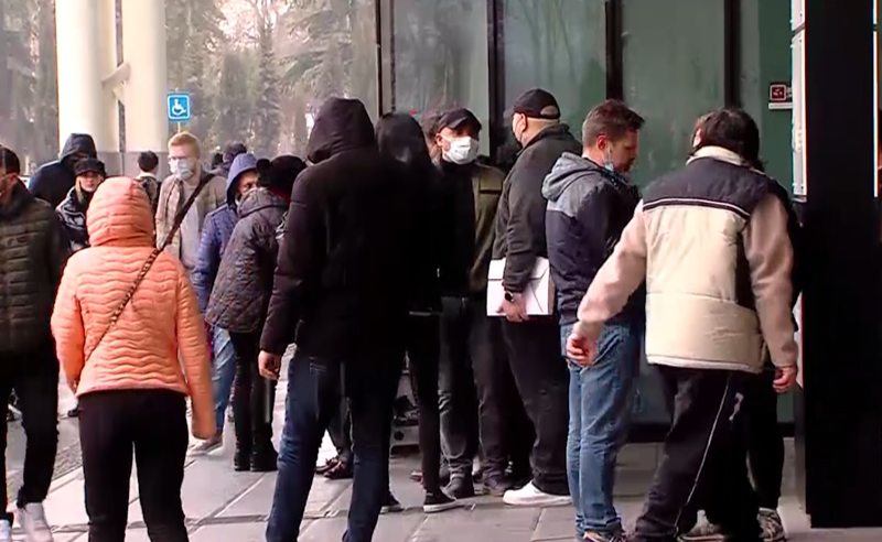 რუსეთის მოქალაქეების გრძელი რიგები იუსტიციის სახლთან -  საქართველოში  რუსული კომპანიების რიცხვი რეკორდულად იზრდება