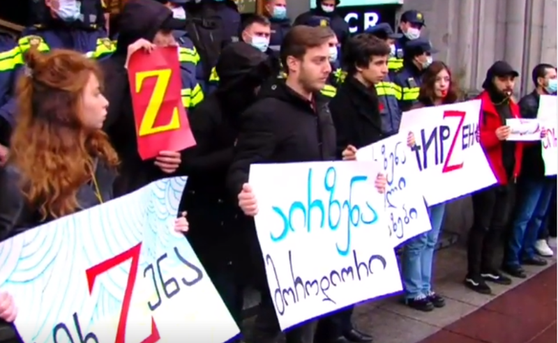 რუსული   Мир საქართველოში - "აირზენას" ოფისთან აქცია მიმდინარეობს