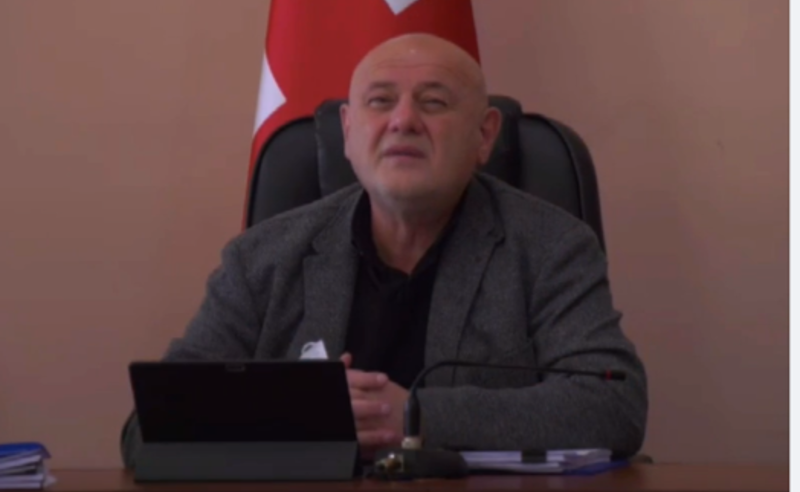 სკანდალში გახვეული გორის საკრებულოს თავჯდომარე გადადგომას არ აპირებს