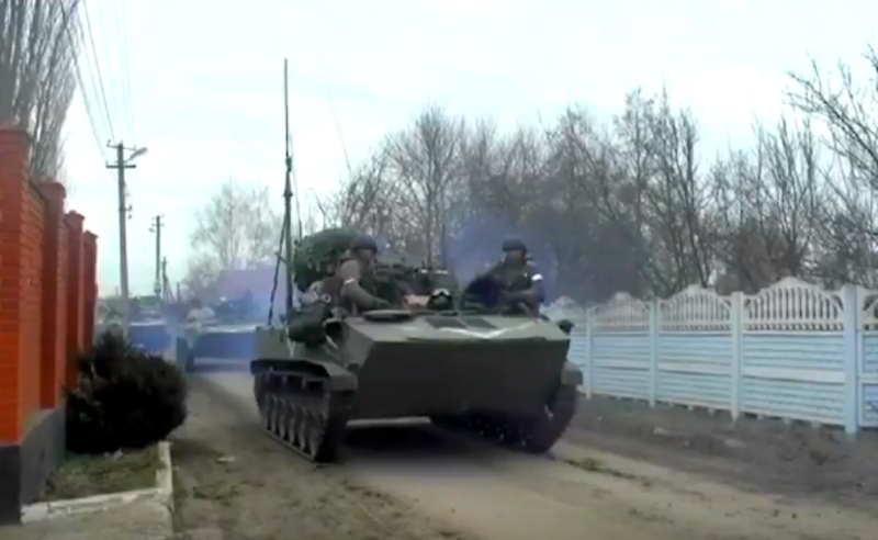 ტანკები, საზენიტო სარაკეტო კომპლექსები, სამხედრო მანქანები - რუსული სამხედრო კოლონა კიევისკენ მიემართება
