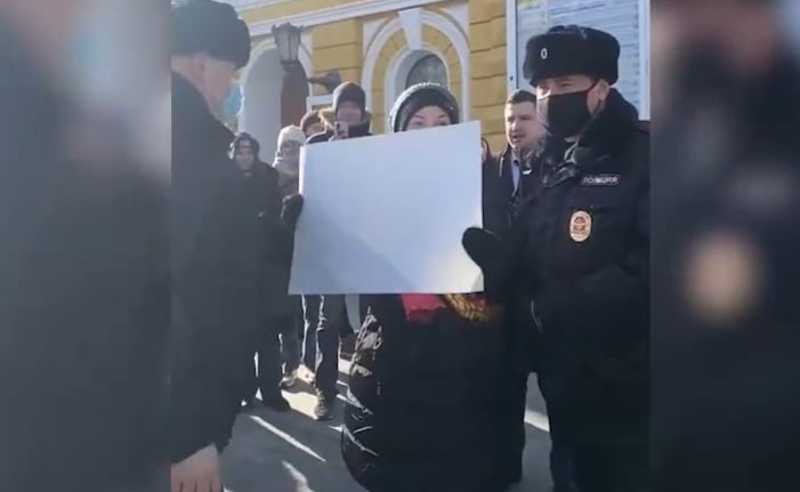 რუსეთში ომის საწინააღმდეგო აქციაზე დააკავეს ქალი, რომელსაც ხელში სუფთა ფურცელი ეკავა