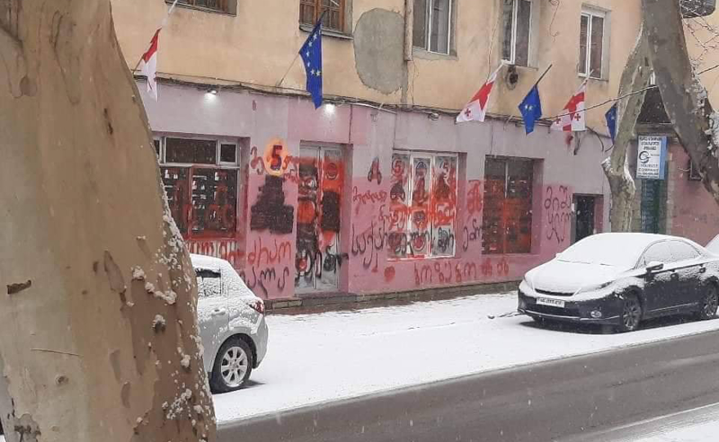 შიდა ქართლში ენმ-ს ოფისები წითლად შეღებეს და შეურაცხმყოფელი წარწებით ააჭრელეს
