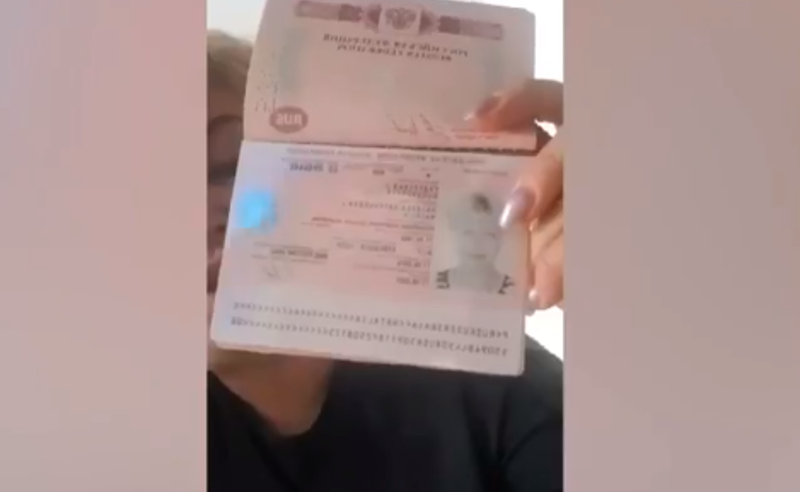 "მშვიდობით,  დაუბანელო რუსებო" - უკრაინაში მყოფმა რუსეთის მოქალაქემ პასპორტი დახია