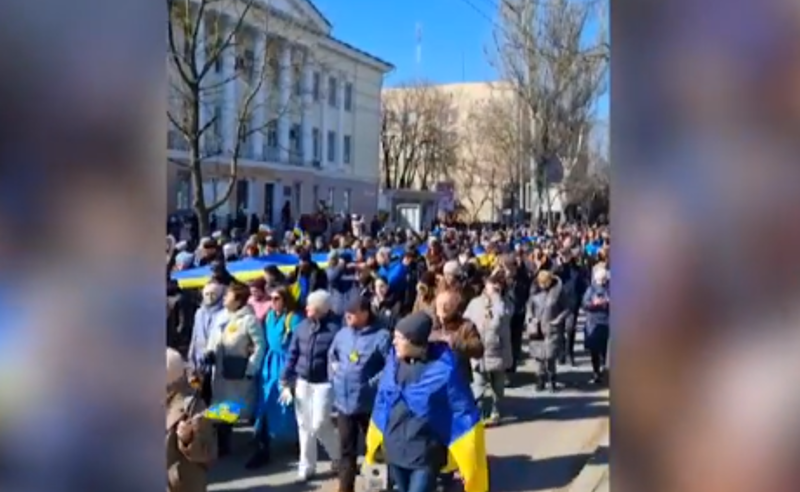 "ფაშისტებო!" - ხერსონში რუსული აგრესიის გასაპროტესტებლად  ასობით ადამიანი გამოვიდა