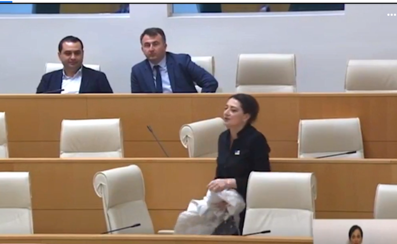 ხმაური  პარლამენტში - ერთმანეთს თაკო ჩარკვიანი და ანრი ოხანაშვილი დაუპირისპირდნენ
