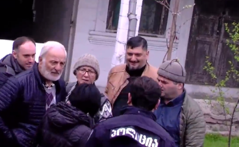ხმაური და დაპირისპირება ოზურგეთში - "ალტ ინფოს" ოფისთან აქცია მიმდინარეობს 