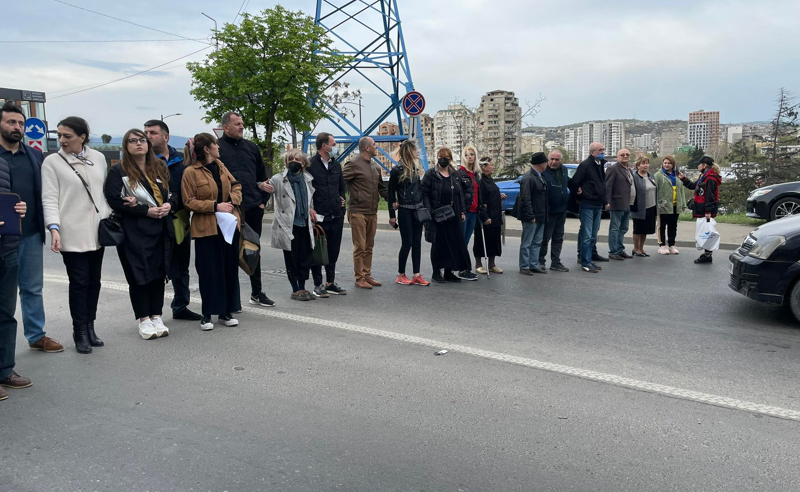 მიხეილ სააკაშვილის სამკურნალოდ უცხოეთში გადაყვანის მოთხოვნით ექიმებმა გზა გადაკეტეს