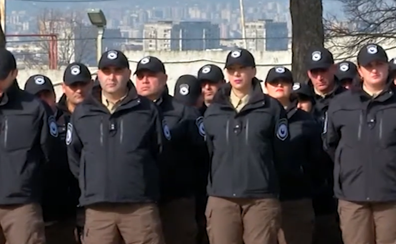 პენიტენციური სამსახური თანამშრომლებისთვის 7 მილიონის ღირებულების შარვალსა და კეპს ტენდერის გამოუცხადებლად იყიდის