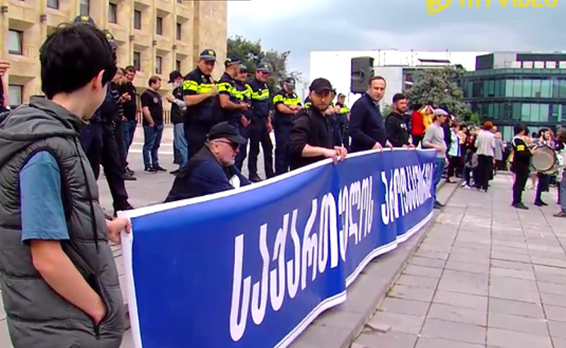 აქცია მთავრობის ადმინისტრაციასთან - მოქალაქეები შრომითი პირობების გაუმჯობესებას ითხოვენ