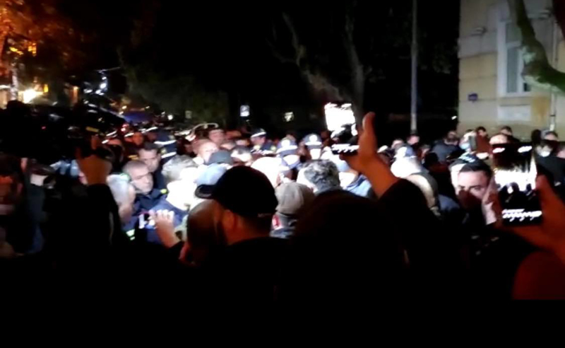 პოლიციამ აჭარის მთავრობის წინ კარვები დაარბია - პირდაპირი ეთერი