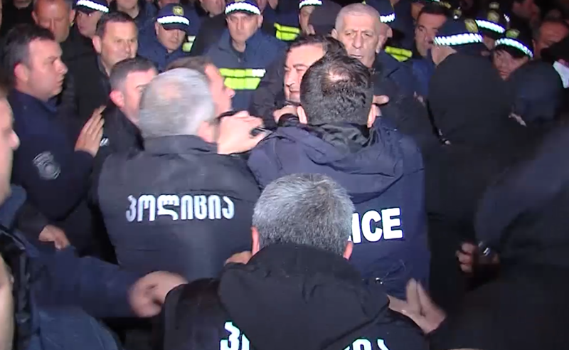 აქციაზე დაკავებული 25 პირიდან 2 გაათავისუფლეს - რას ედავება შსს  საკრებულოს დეპუტატებს 