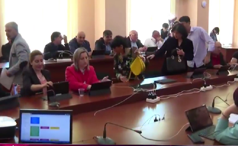 ხმაური და დაპირისპირება საკრებულოს სხდომაზე -  ოპოზიციამ გორის მერისთვის ახალი მრჩევლის დანიშვნა გააპროტესტა