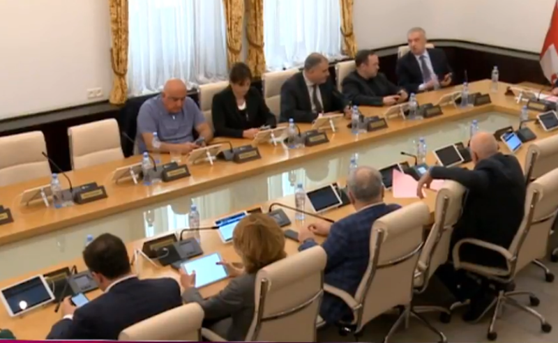 ხმაური პარლამენტში - ერთმანეთს ,,ოცნებისა" და ,,ენმ"-ს დეპუტატები დაუპირისპირდენენ