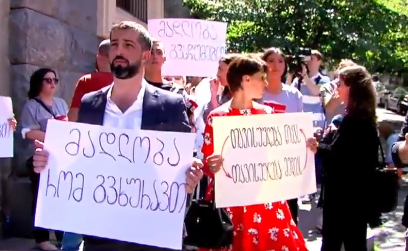 ,,მადლობა, რომ გვირტყამთ" -პარლამენტთან კრიტიკული მედიის წარმომადგენელთა აქცია მიმდინარეობს