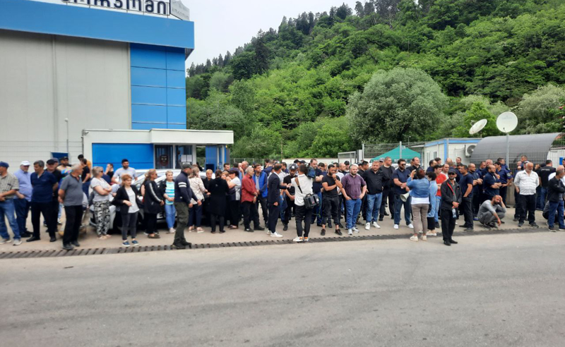 ბორჯომის ქარხანასთან სიტუაცია უკიდურესად დაძაბულია - ერთმანეთს გაფიცულები და პოლიცია დაუპირისპირდნენ