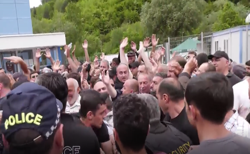 ხმაური "ბორჯომში" - საწარმოს თანამშრომლები  კრიმინალურმა პოლიციამ ძალის გამოყენებით დაშალა