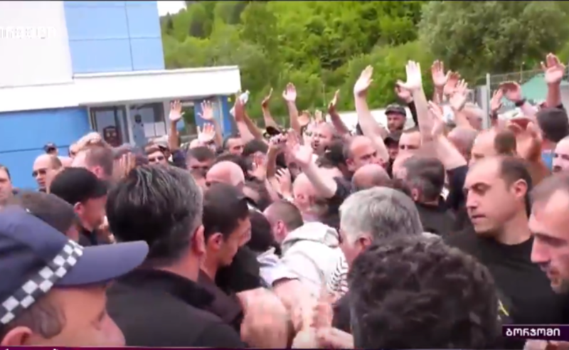 ხმაური ,,ბორჯომის" საწარმოში -  გაფიცული მუშები და პოლიცია ერთმანეთს დაუპირისპირდნენ