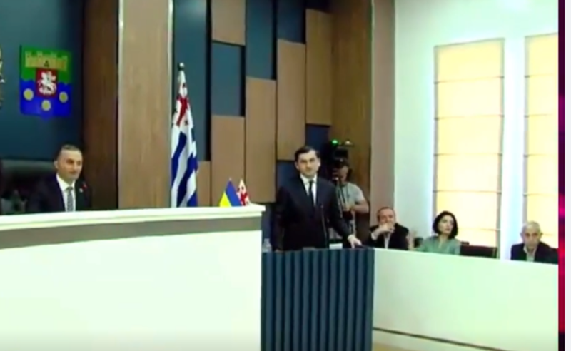 დაპირისპირება აჭარის უმაღლეს საბჭოში - ოპოზიცია თორნიკე რიჟვაძეს ბრალს ნეპოტიზმსა და კორუფციაში დებს