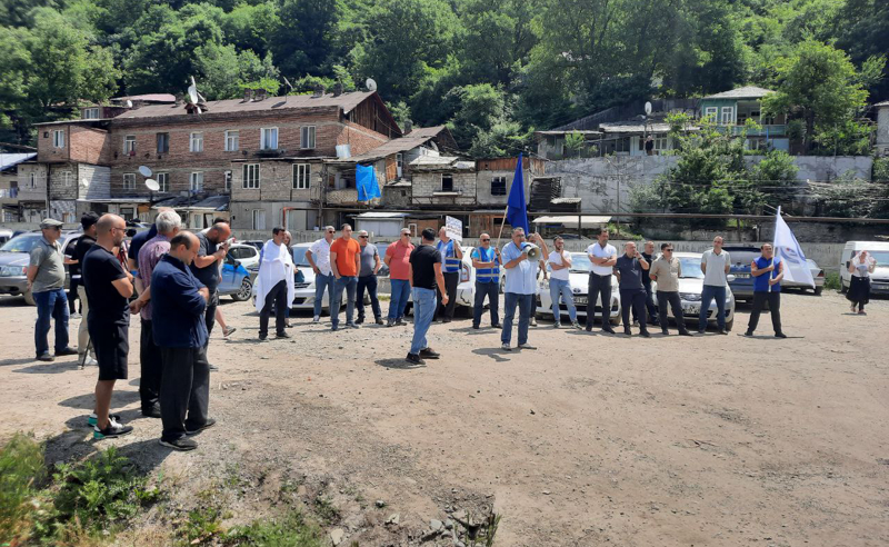 ,,ბორჯომის" გაფიცულ მუშებს სხვადასხვა საწარმოს პროფკავშირის წევრები სოლიდარობას უცხადებენ
