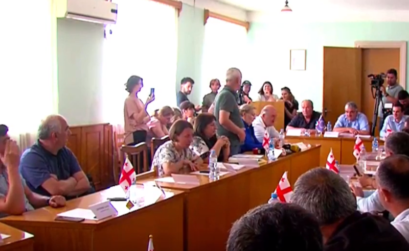 ხმაური წალენჯიხის საკრებოლოში - ,,ოცნება" პოლიტიკური ნიშნით გათავისუფლებაზე საუბრობს