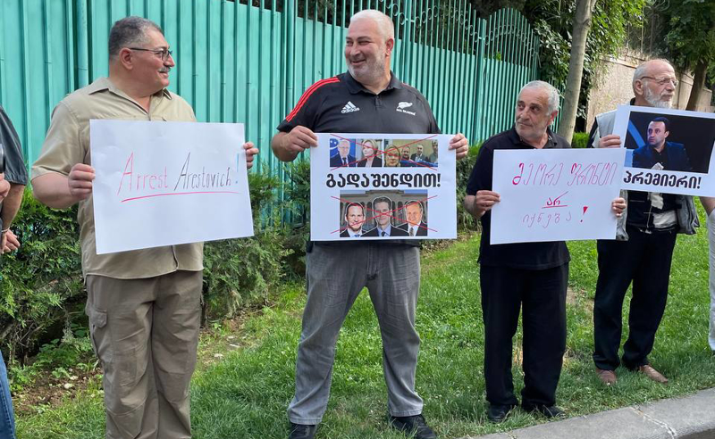 ღარიბაშვილის მხარდამჭერი, ანტიდასავლური აქცია თბილისში
