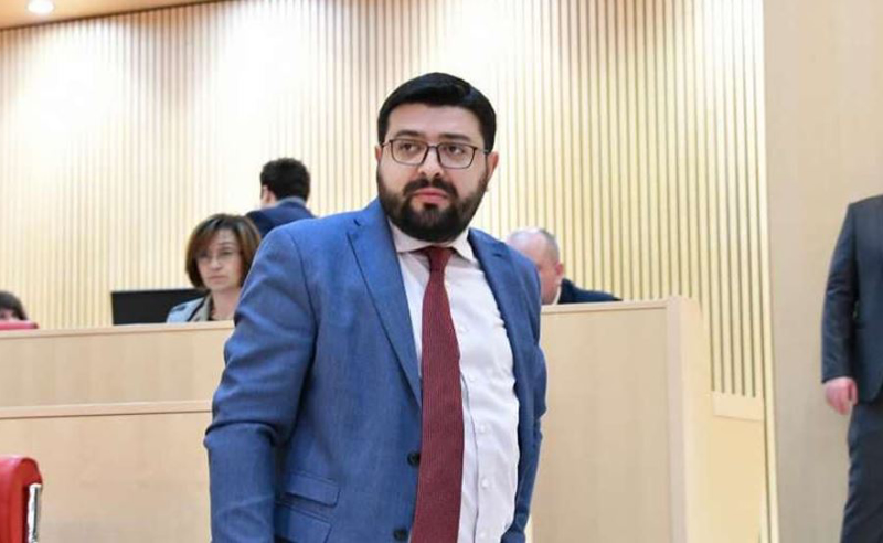 "გაწიე შენი აყროლებული მიკროფონი" - სამხარაძის ლექსიკა