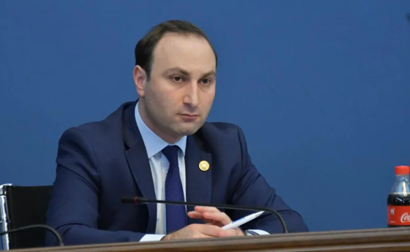თავდასხმა ტვ პირველის მფლობელზე - ანრი ოხანაშვილი "პირველების" კითხვებს გაურბის
