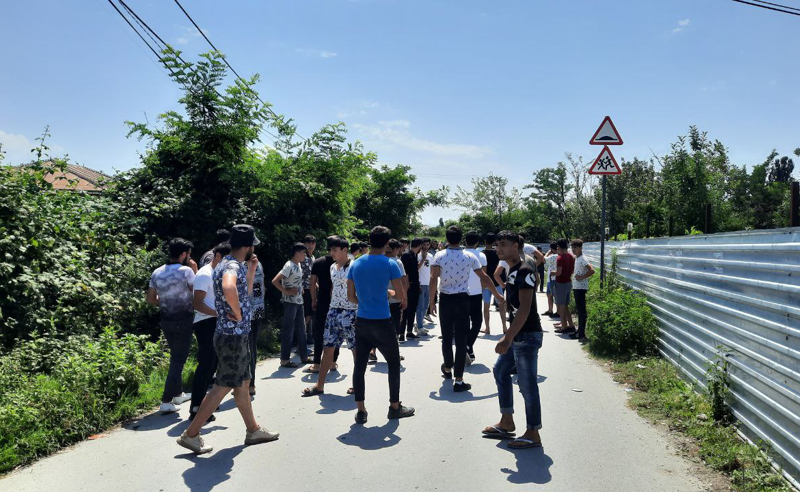 პენსიონერის წამებისთვის დაკავებულების ოჯახებს სოფლიდან აძევებენ - დაპირისპირება კაბალში