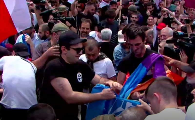 რადიკალებმა თბილისის ცენტრში "ევროკავშირისა" და "ნატოს" დროშები დახიეს