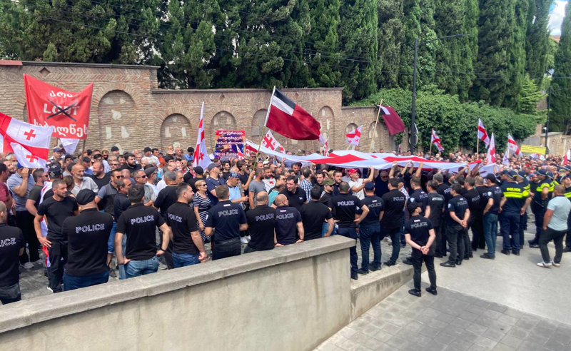 „მმართველი გუნდი ევროკავშირის მონაა“ - „ალტ-ინფოს“ მხარდამჭერები „ოცნების“ ოფისთან