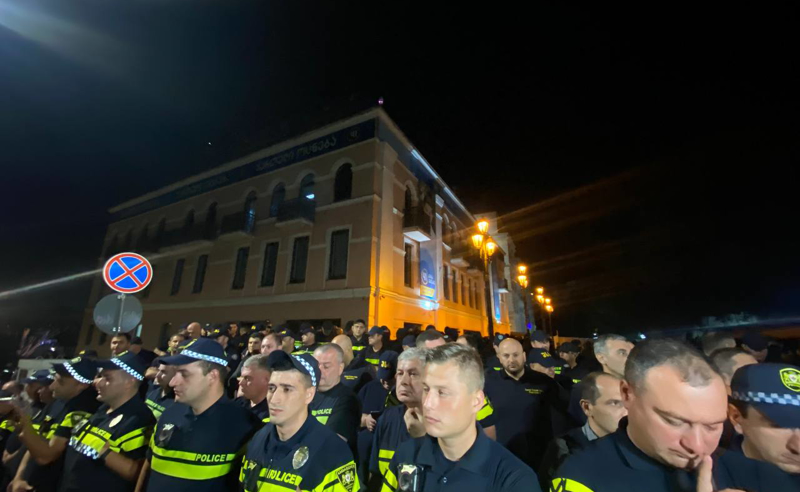 შსს-ს საგანგებო მობილიზება "ოცნების" ოფისთან - ადგილზე  პოლიციის კორდონი ჩააყენეს