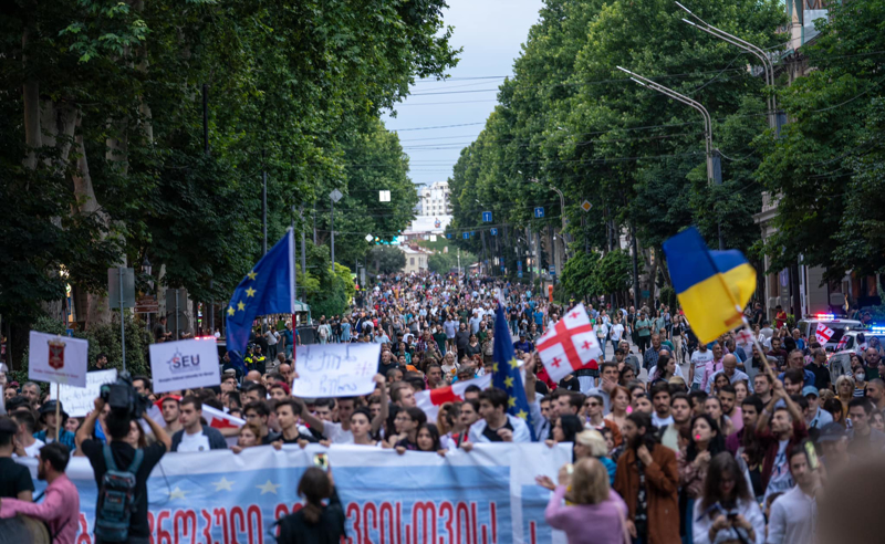 სტუდენტები "ოცნების" დეპუტატის წინააღმდეგ - ახალგაზრდები დიმიტრი სამხარაძეს ამხელენ 