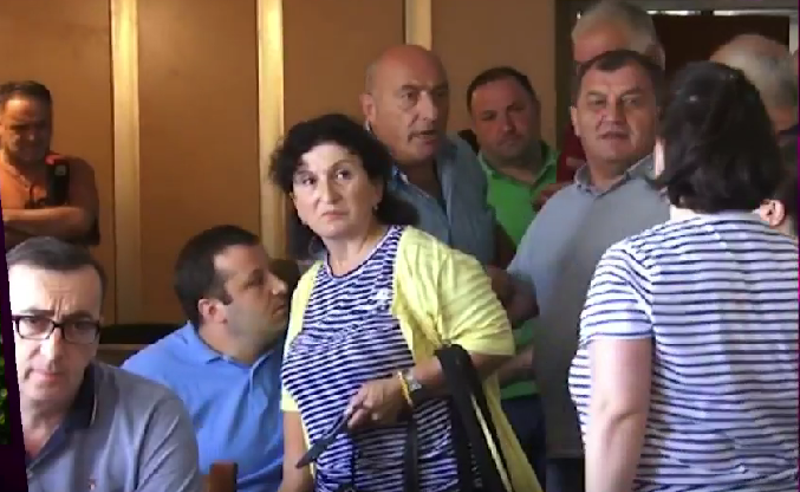 ხმაური და დაპირისპირება ოზურგეთში - საკრებულოს სხდომა დეპუტატების ჩხუბით გაიხსნა