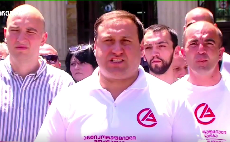 ,,ანტიკორუფციული მოძრაობა" უჩა მამაცაშვილის წინააღმდეგ მოწმედ ნიკა გვარამიას გამოკითხვას ითხოვს